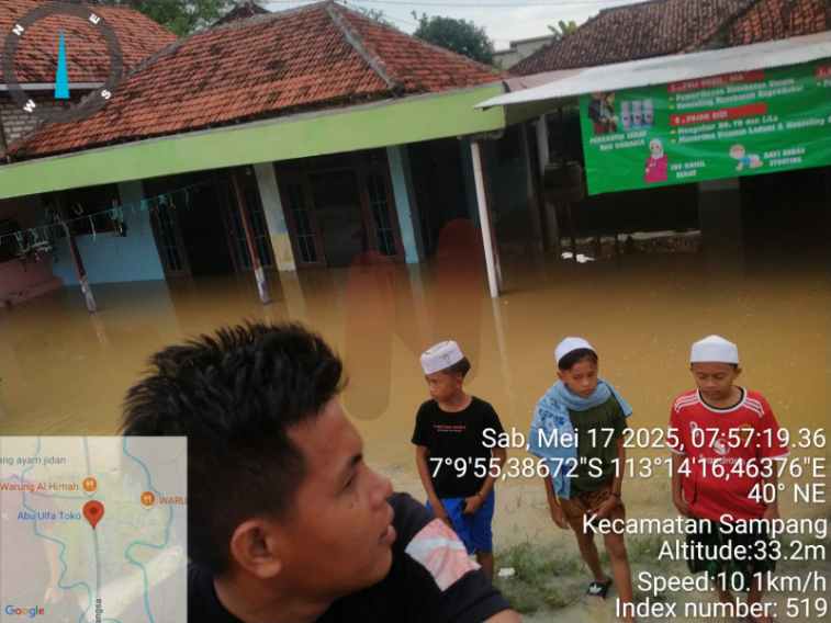 Foto: Luapan sungai Kemuning yang mulai merendam sejumlah rumah di wilayah perkotaan. @by_News9.id