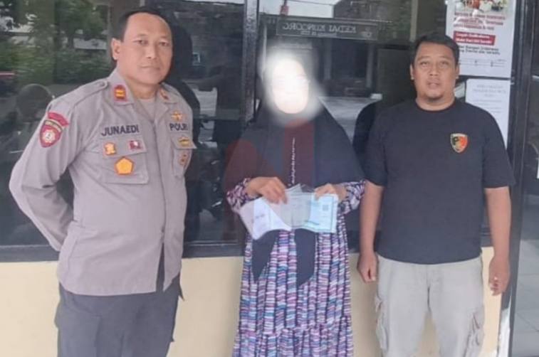 Foto: Korban, Wiwik Sulistiyowati, warga Desa Bulutengger, saat melakukan pelaporan ke Polsek Sekaran, @by_News9.id