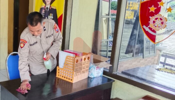 Jaga Kebersihan Makopolsek Laren Laksanakan Kurve Bersama