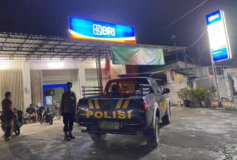 Foto: Anggota Polsek Laren, Aipda Ririh, dan Briptu Ifan, saat melaksanakan sambang pada Bank BRI. @by_News9.id
