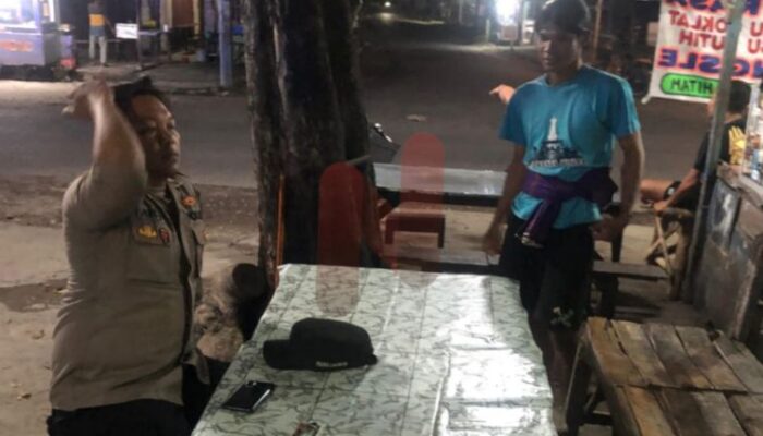 Polsek Sekaran Laksanakan Patroli Dialogis di Warung Kopi Dekatkan Diri dengan Masyarakat