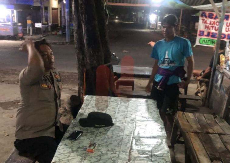 Foto: Anggota Polsek Sekaran, tampak berbincang santai bersama warga sambil menikmati suasana di warung kopi. @by_News9.id