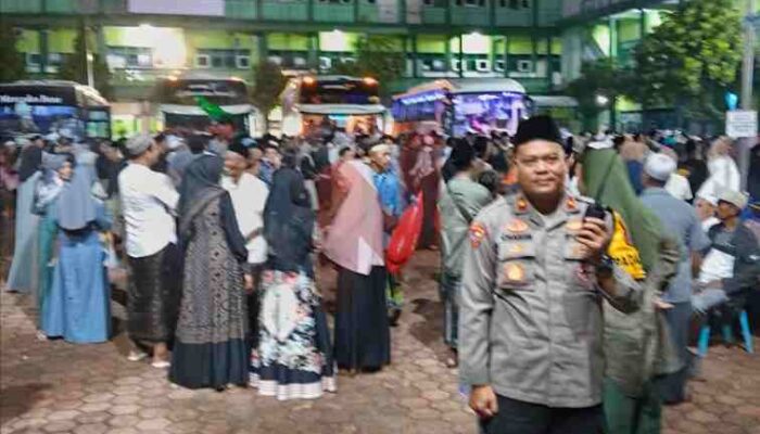 Kapolsek Babat Pimpin Langsung Pengamanan Keberangkatan Calon Jemaah Haji KBHI Arroudloh 
