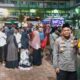 Foto: Kapolsek Babat, Kompol Chakim Amrullah, S.H., M.H, bersama Anggota melakukan pengamanan pemberangkatan jamaah haji KBHI Arroudloh. @by_News9.id