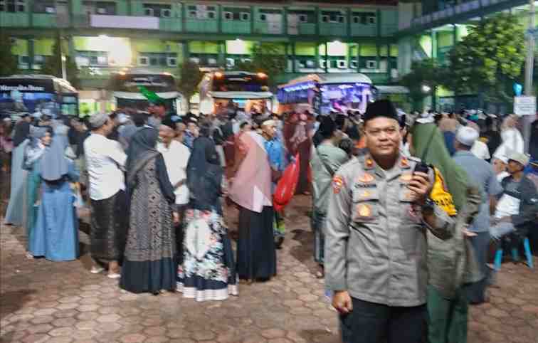 Foto: Kapolsek Babat, Kompol Chakim Amrullah, S.H., M.H, bersama Anggota melakukan pengamanan pemberangkatan jamaah haji KBHI Arroudloh. @by_News9.id