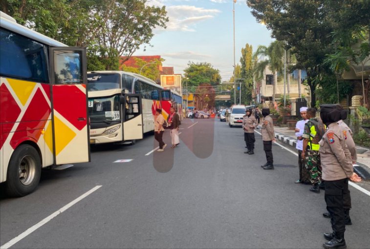 Foto: Polres Lamongan melaksanakan pengamanan pemberangkatan Jamaah Haji Kloter 59 dan 60. @by_News9.id