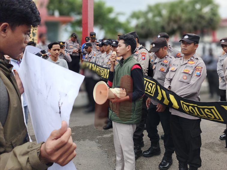 Foto: Aliansi Mahasiswa Sumenep (AMS) menggelar unjuk rasa di depan Kantor Pemkab Sumenep. @by_News9.id