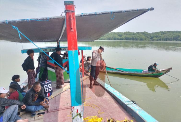 Foto: Sejumlah warga bersama pihak kepolisian saat menyisir lokasi korban tenggelam di Sungai Desa Marparan. @by_News9.id