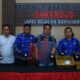 Foto: Petugas Lapas Kelas IIA Banyuwangi saat menunjukkan paket diduga narkoba jenis sabu yang diselipkan dalam potongan lontong, @by_News9.id