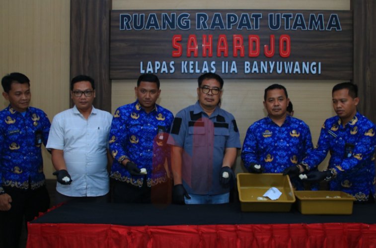 Foto: Petugas Lapas Kelas IIA Banyuwangi saat menunjukkan paket diduga narkoba jenis sabu yang diselipkan dalam potongan lontong, @by_News9.id