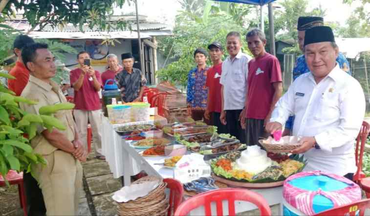 Foto: Kepala Dinas Perikanan Kabupaten Banyiwangi, Suryono Bintang, bersama Kelompok Pembudidaya ikan Sumber Mulyo. @by_News9.id