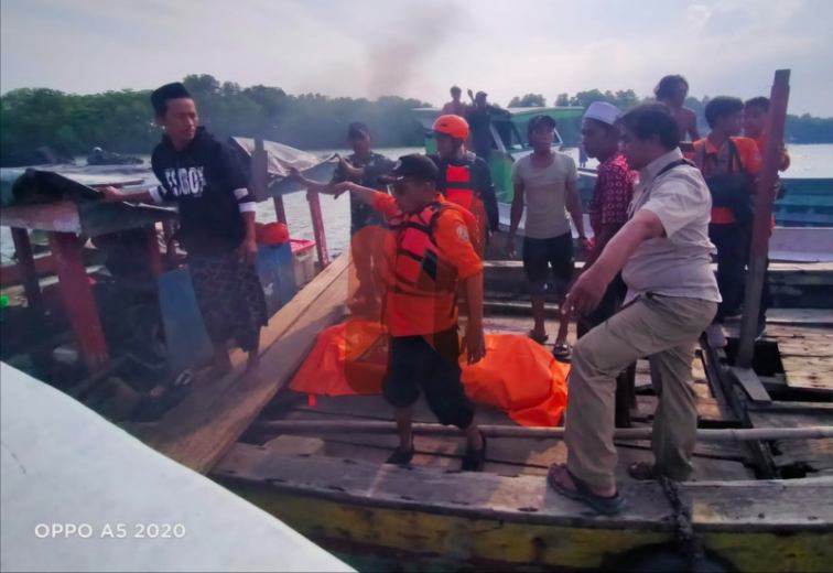 Foto: Tim BPBD Jatim dan BPBD Sampang bersama warga setempat Evakuasi korban untuk diantarkan ke rumah duka. @by_News9.id