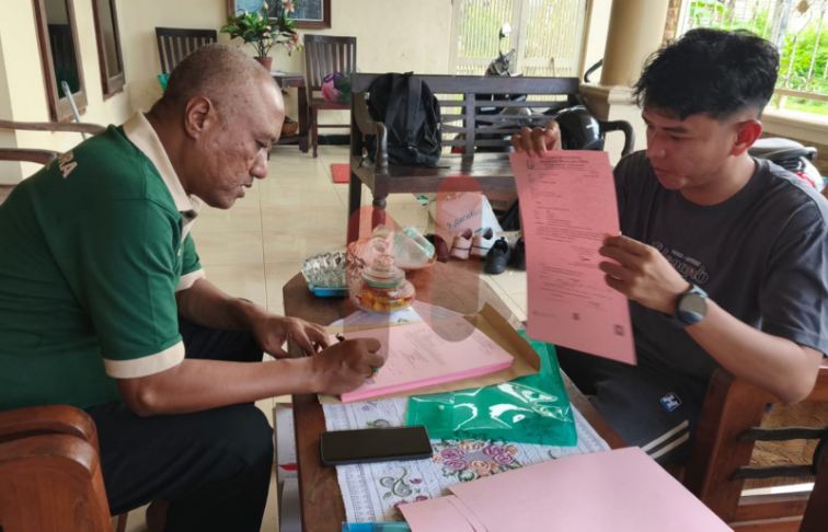 Foto: Camat Raas Subiyakto, saat menerima dan menandatangai surat permintaan surat pemanggilan dari kejaksaan. @by_News9id