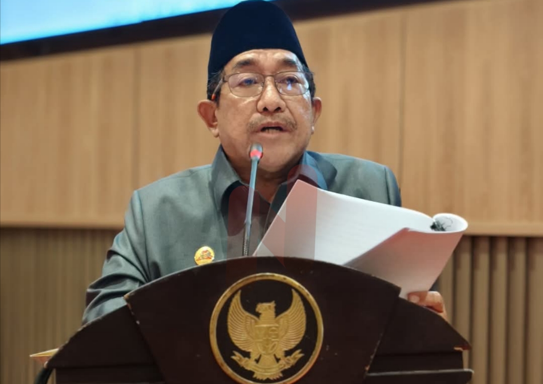 Foto: Wakil Bupati Sumenep, KH. Imam Hasyim, saat membacakan Nota Penjelasan terhadap Raperda tentang Pertanggungjawaban Pelaksanaan APBD TA 2024,