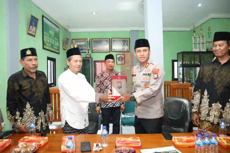 Foto: Kapolres Lamongan AKBP Agus Dwi Suryanto, saat mengunjungi Kantor Pengurus Cabang Nahdlatul Ulama (PCNU) Babat. @by_News9.id
