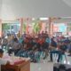 Foto: Puluhan warga Desa Kesambi, saat menggelar pertemuan dengan pihak pabrik pembuat arang briket. @by_News9.id