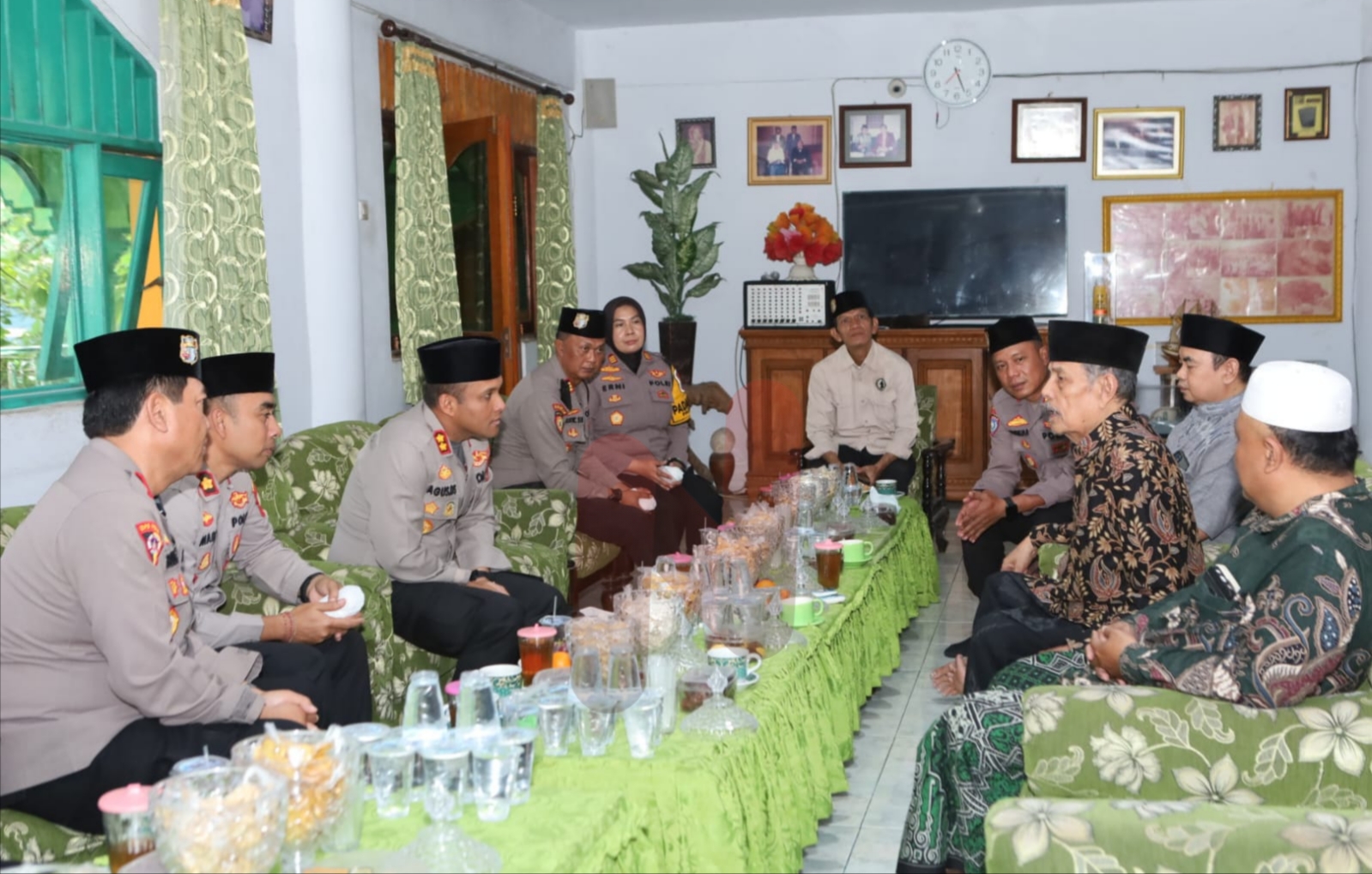 Foto: Kapolres Lamongan AKBP Agus Dwi Suryanto, bersama Pejabat Utama (PJU) saat berkunjung ke dua pondok pesantren. @by_News9.id