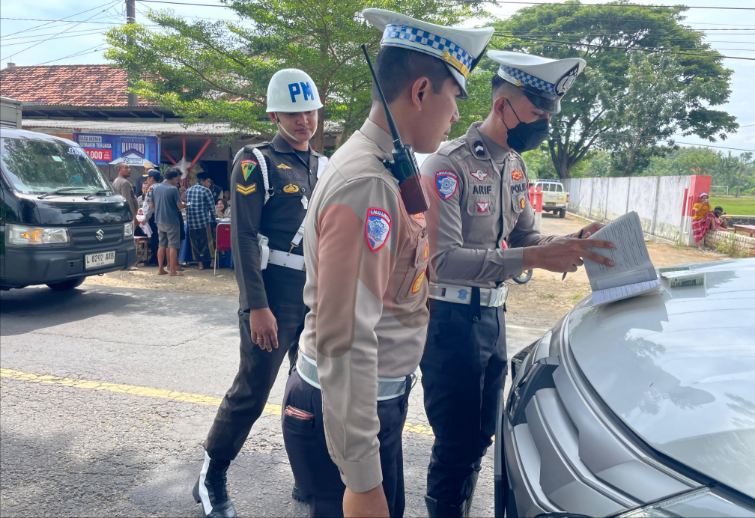Foto: Satuan Lalu Lintas (Satlantas) Polres Sampang saat melaksanakan operasi gabungan. @by_News9.id
