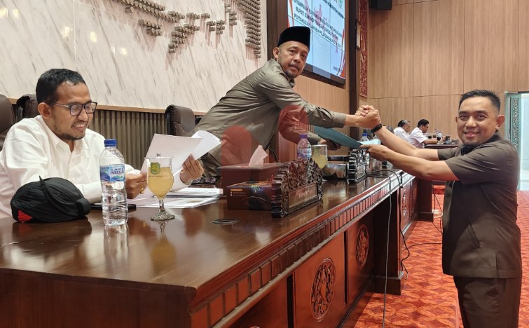 Foto: Hairul Anwar, (kanan) anggota Fraksi Partai Amanat Nasional (PAN), bersama Ketua DPRD Sumenep (tengah), H. Zainal Arifin, dan Bupati Sumenep (kiri) Achmad Fauzi Wongsojudo. @by_News9.id