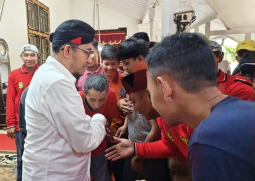 Foto: Bupati Sumenep, Dr. H. Achmad Fauzi Wongsojudo saat merayakan Ultahnya bersama Pasukan Kuning. @by_News9.id