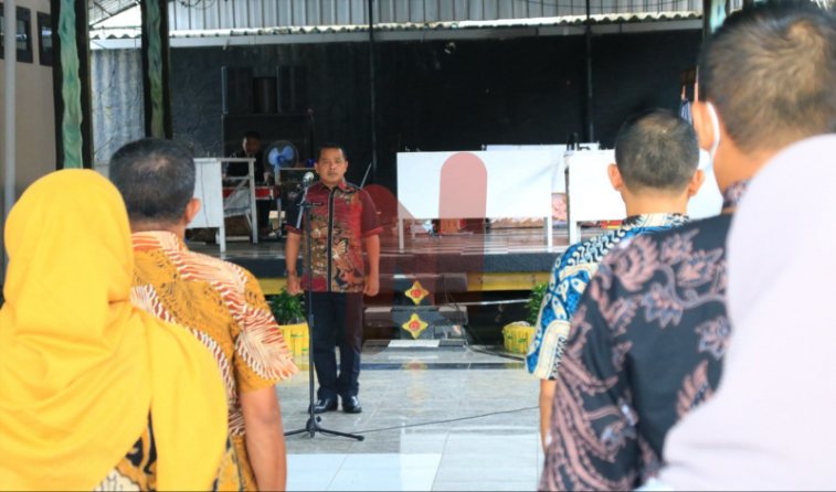 Foto: Kepala Lembaga Pemasyarakatan (Kalapas) Kelas IIA Banyuwangi, I wayan Nurasta Wibawa, saat pimpin apel. @by_News9.id