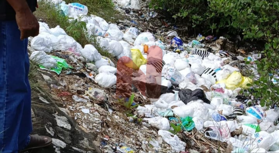 Foto: Tumpukan sampah di area pelabuhan rakyat (pelra). @by_News9.id