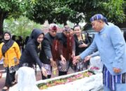 Hari Jadi Lamongan ke-456, Kapolres Lamongan Hadiri Ziarah dan Tabur Bunga di Makam Leluhur