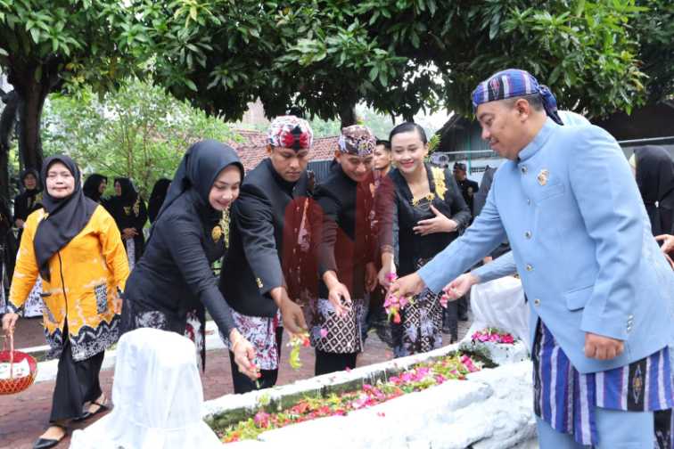 Foto: Kapolres Lamongan AKBP Agus Dwi Suryanto, saat ziarah dan tabur bunga dimakam leluhur. @by_News9.id
