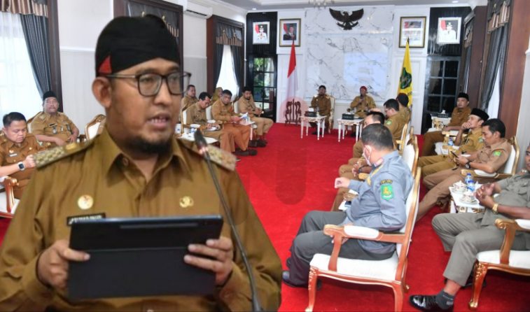 Foto: Bupati Sumenep Achmad Fauzi Wongsojudo saat memimpin rapat koordinasi Silapor 112, di Ruang PASA Rumah Dinas Bupati. @by_News9.id