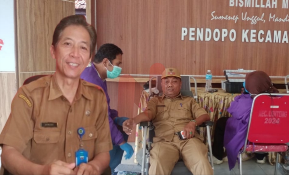 Foto: Sekretaris Camat (Sekcam) RP Achmad Junaidi, S.Sos, (kiri) bersama Kepala Desa Banaresep Timur, Sukirno, (pendonor) dan petugas PMI Sumenep. @by_News9.id
