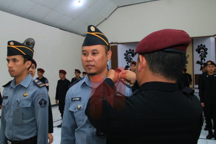 Foto: Kepala Lembaga Pemasyarakatan (Kalapas) Kelas IIA Banyuwangi saat melantik enam pegawai. @by_News9.id