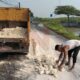 Foto: Dinas Pekerjaan Umum Bina Marga (DPUBM) Lamongan, saat memperbaiki jalan berlubang. @by_News9.id