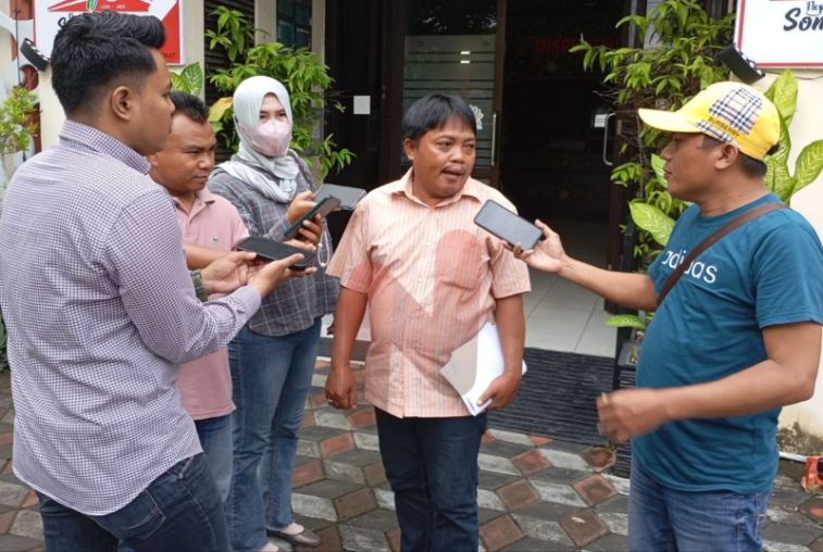 Foto: Farid (GAKI Jatim) usai menyerahkan surat resmi permintaan audit investigatif kepada Inspektorat Sumenep. @by_News9.id