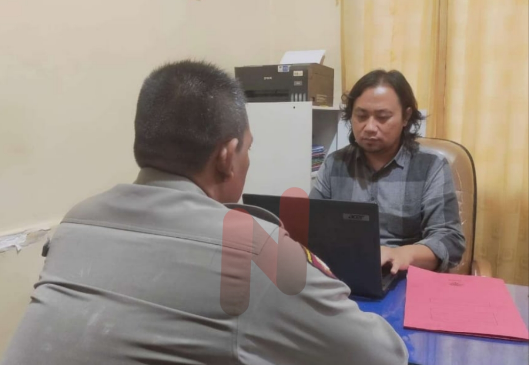 Foto: Anggota Seksi Profesi dan Pengamanan (Propam) Polres Sampang saat meminta keterangan dari Aipda S beberapa hari lalu. @by_News9.id