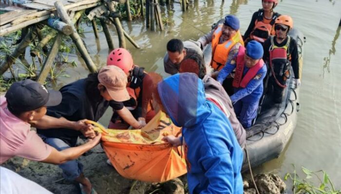Personil Satpolairud Polres Lamongan Bersama Tim SAR berhasil Temukan Korban Nelayan yang Hilang di Perairan Brondong Lamongan