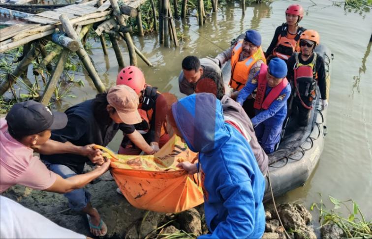 Foto: Tim SAR Gabungan berhasil menemukan korban atas nama Riski (30), warga Dusun Cumpleng, Desa Brengkok, @by_News9.id