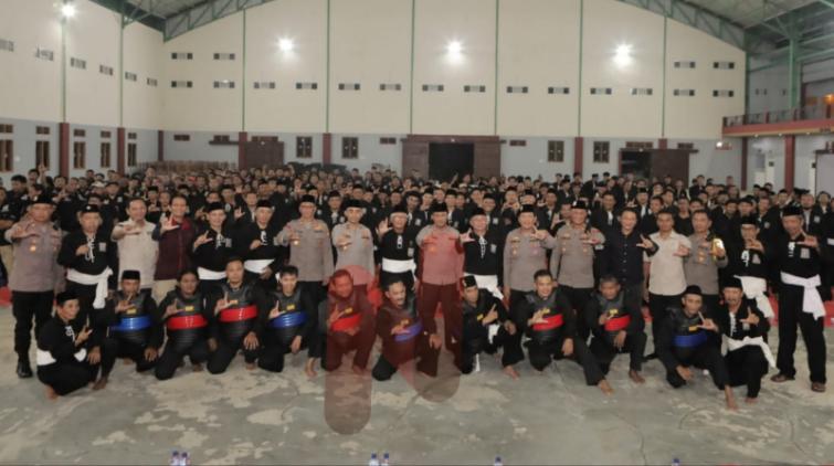 Foto: Kapolres Lamongan AKBP Agus Dwi Suryanto, didampingi oleh Waka Polres Lamongan dan Pejabat Utama (PJU) Polres serta Kapolsek Sukodadi, saat silaturahmi ke Padepokan PSHT. @by_News9.id
