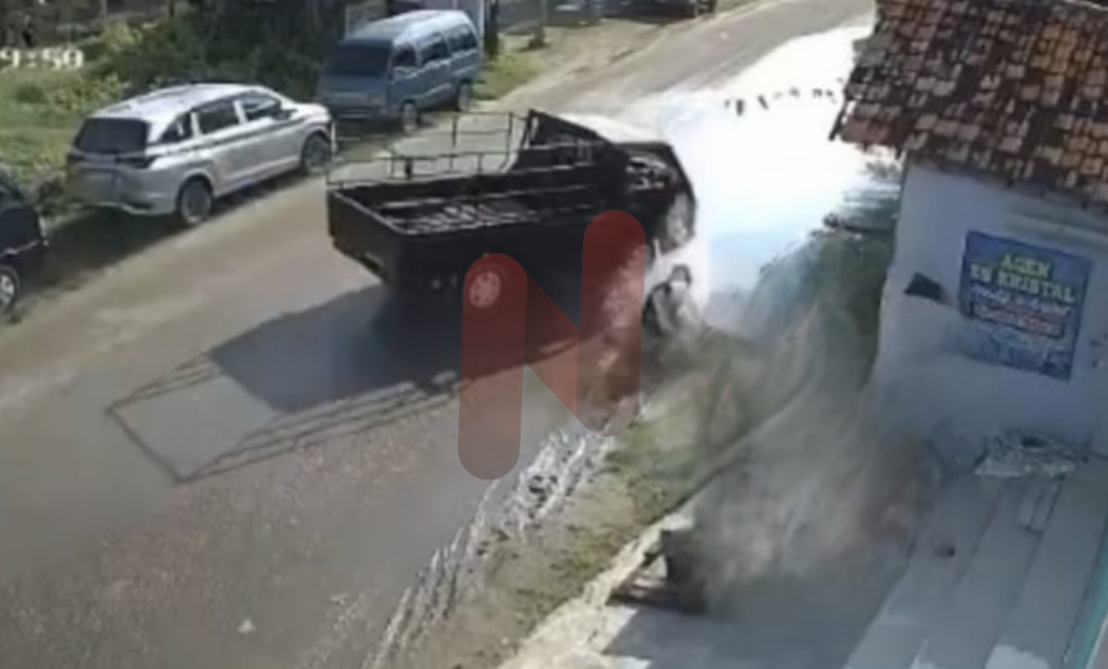 Foto: Tangkap layar mobil pik up tabrak petugas dishub sampang kamis (29/5/25) pagi. @by_News9.id