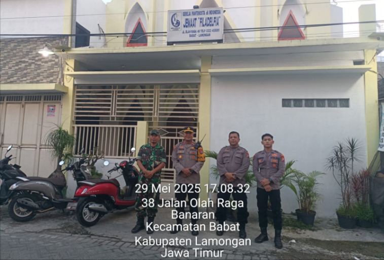 Foto: Kapolsek Babat, Kompol Chakim Amrullah, saat memimpin anggotanya dalam pengamanan di sejumlah gereja. @by_News9.id