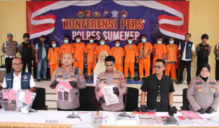 Foto: Kapolres Sumenep, AKBP Rivanda, (dua dari kiri) saat memimpin langsung konferensi pers. @by_News9.id