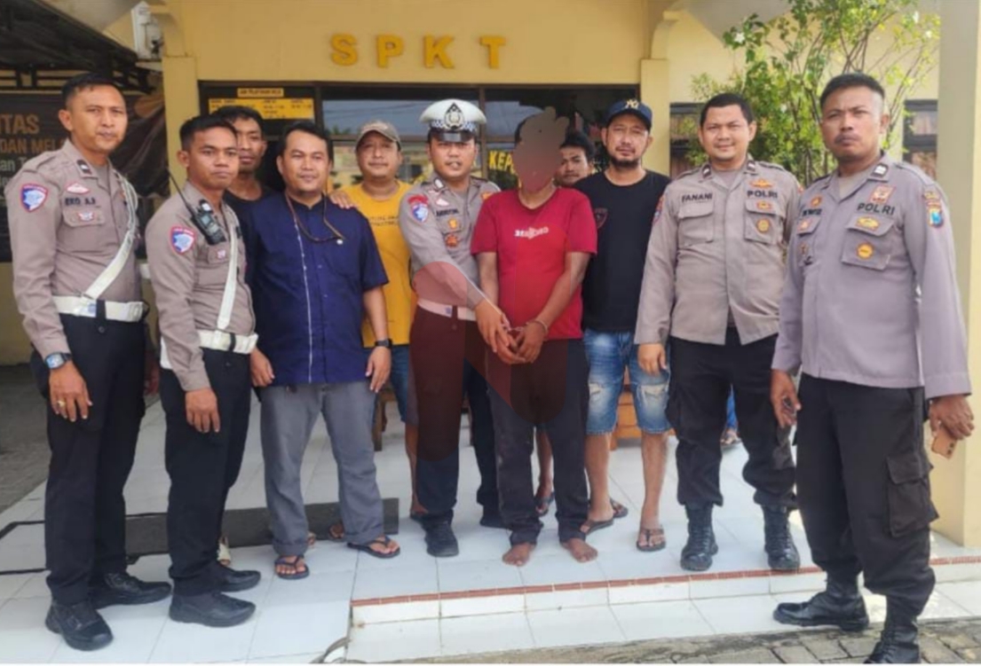 Foto: Petugas jaga Polsek Maduran, saat menangkap pelaku tabrak lari. @by_News9.id