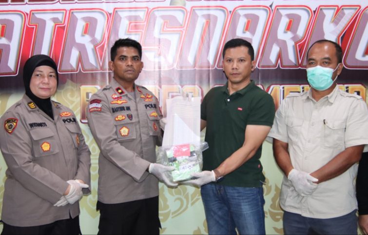 Foto: Wakapolres Sumenep, Kompol Masyhur Ade, (dua dari kiri) didampingi Kabag SDM AKP Widiarti, dan Kasat Narkoba AKP Anwar Subagyo, saat menyerahkan 35Kg sabu. @by_News9.id