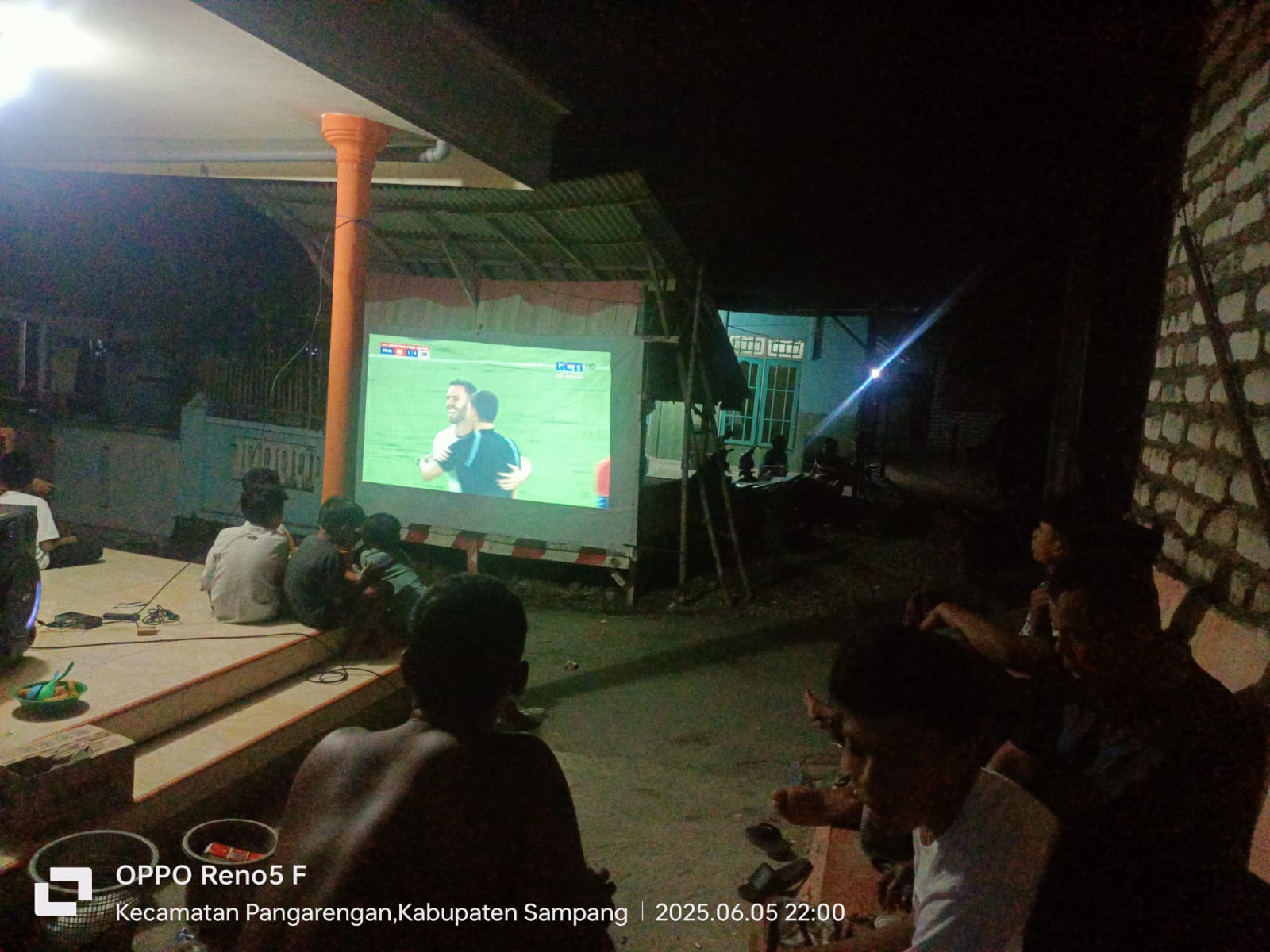 Foto: Puluhan warga Gardu Remaja Bank (REBA) saat menyaksikan laga bergengsi Timnas Indonesia. @by_News9.id