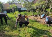 Polsek Tikung Gelar Bakti Religi Bersihkan Masjid dan TPU