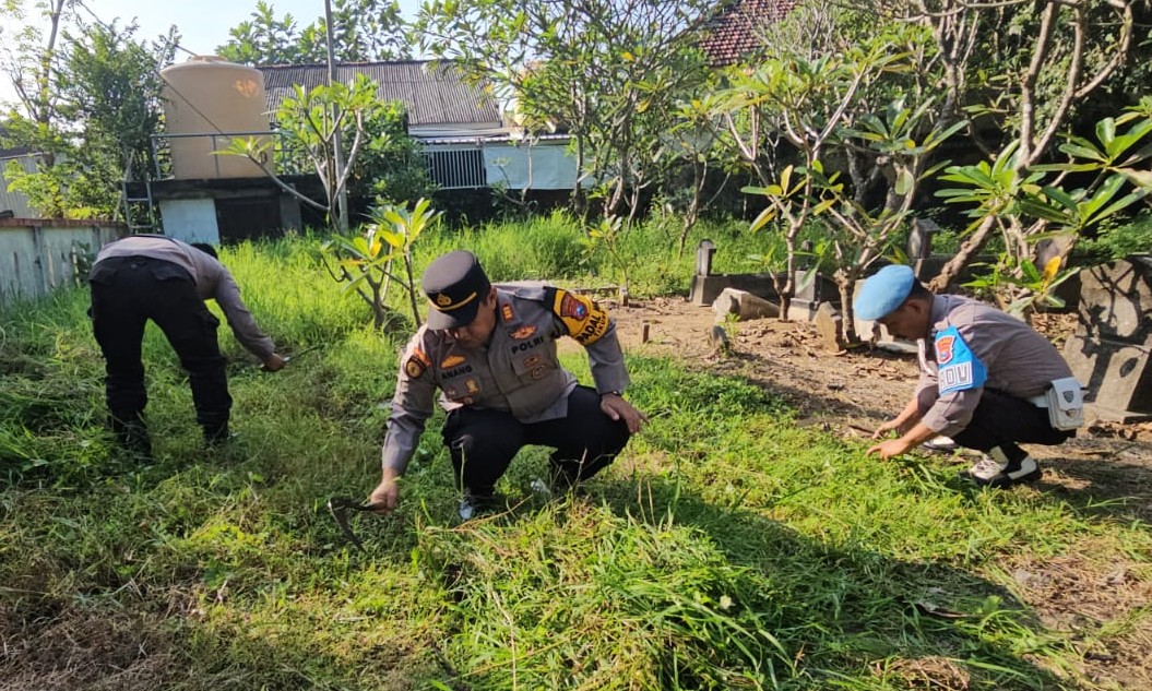 FOTO: Bakti religi melakukan pembersihan di Masjid Darul Mutaqin di wilayah Tikung serta di TPU