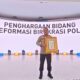 FOTO: Kapolres Lamongan, AKBP Agus Dwi Suryanto, S.I.K., saat menerima penghargaan. @by_News9.id