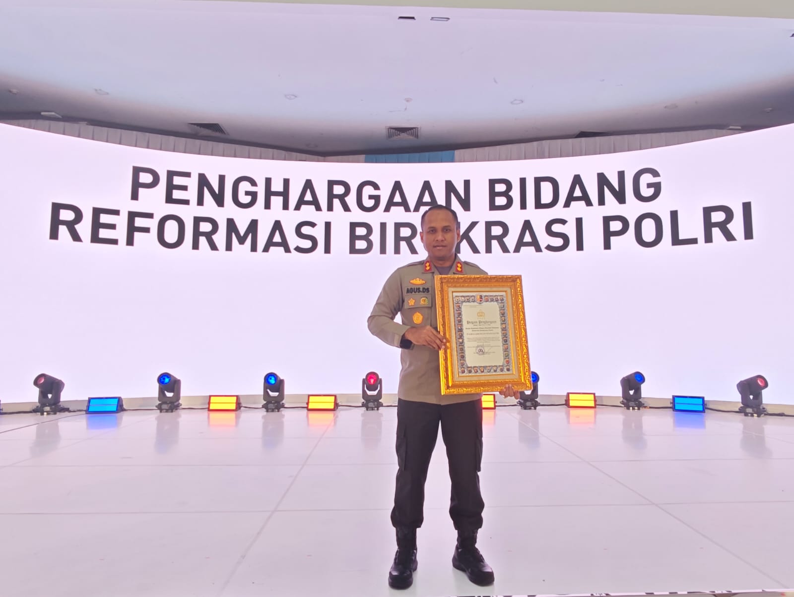 FOTO: Kapolres Lamongan, AKBP Agus Dwi Suryanto, S.I.K., saat menerima penghargaan. @by_News9.id