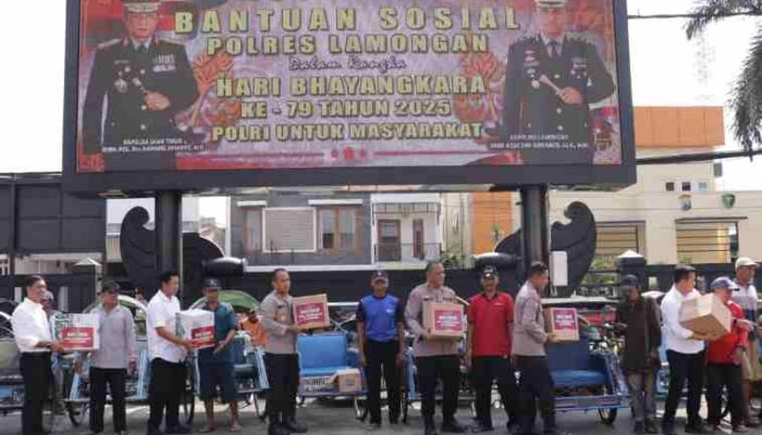 Polres Lamongan Berbagi Sembako untuk Abang Becak di Hari Bhayangkara ke-79