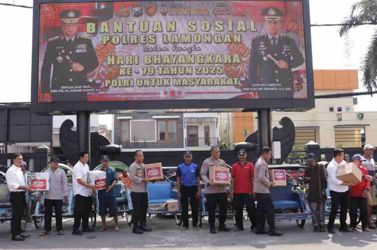 FOTO: Polres Lamongan saat memberikan bantuan sosial sembako kepada para tukang becak. @by_News9.id