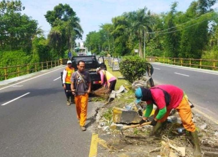 FOTO: Dinas Lingkungan Hidup (DLH) saat mengerjakan penataan ulang area pintu masuk utama kabupaten. @by_News9.id